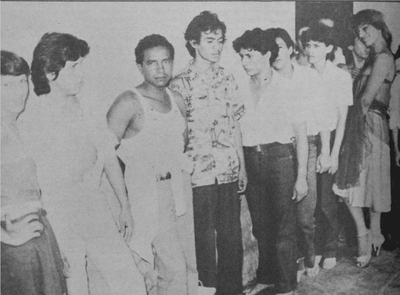 Homosexuales detenidos en Cúcuta por asistir a un reinado transformista, 1981. No se les ve tristes, no era una novedad en la época, una persona incluso sonríe a la cámara coqueta.