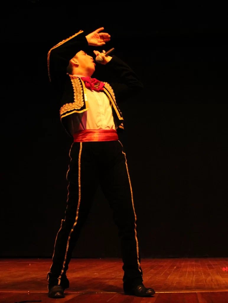 Drag King Antoine de Toulouse, Judy, vestido como mariachi durante una presentación. 