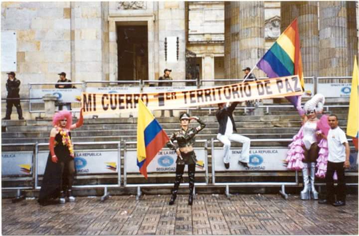 Madorilyn Crawford con un trepe alusivo a las fuerzas militares, con un letrero de fondo que dice "Mi cuerpo, primer territorio de paz".